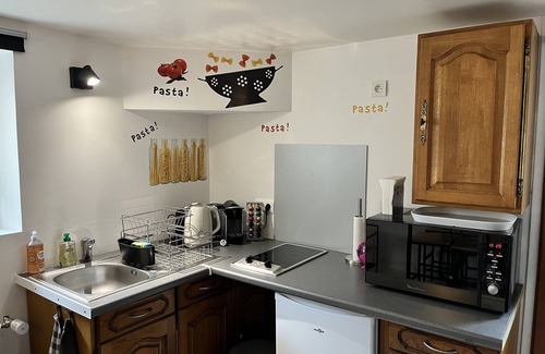 Marines Apartment | En Plein Cœur du Vexin, Appartement en Rez-de-jardin Dune Meulière Typique