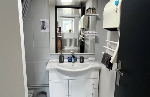 Marines Apartment | En Plein Cœur du Vexin, Appartement en Rez-de-jardin Dune Meulière Typique