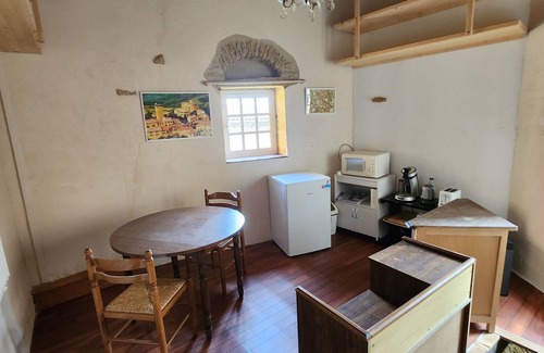 Oingt Apartment | En Plein Coeur de Oingt : Petit Gîte "rustique" de Charme, 2 Personnes