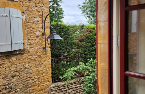 Oingt Apartment | En Plein Coeur de Oingt : Petit Gîte "rustique" de Charme, 2 Personnes