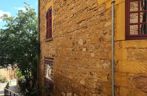 Oingt Apartment | En Plein Coeur de Oingt : Petit Gîte "rustique" de Charme, 2 Personnes