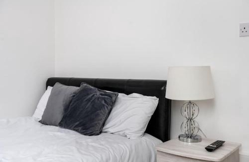 Landore Apartment | En-suite Flat - Kitchen - Quiet Near Shops & Bus