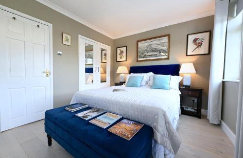 North Richmond House | En-suite luxury large bedroom with parking and two tickets to Kew Gardens