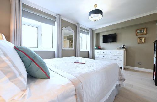 North Richmond House | En-suite luxury large bedroom with parking and two tickets to Kew Gardens