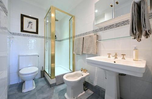 North Richmond House | En-suite luxury large bedroom with parking and two tickets to Kew Gardens