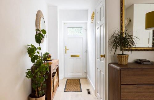 North Richmond House | En-suite luxury large bedroom with parking and two tickets to Kew Gardens