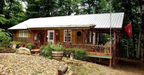 Newport House | Enchanted Cottage - 1 Bedrooms, 1 Baths, Sleeps 2 cabin