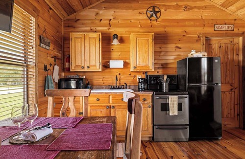 Fredericksburg Cabin | Enchanted Rockview Cabin 2 | King bed