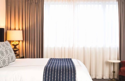 West Campus Hotel | Enchanting Hotel with Outdoor Pool & Sun Terrace - Just 1 Mile from UT Austin