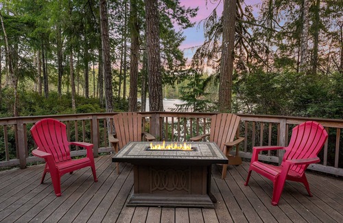 Shelton Cabin | Enchanting Lindal Waterfront Cabin