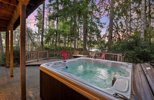 Shelton Cabin | Enchanting Lindal Waterfront Cabin