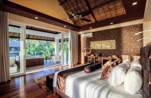 Senggigi Resort | Enchanting Lombok Lux beachresort with 2km of white sand-faced Bali Mount Agung