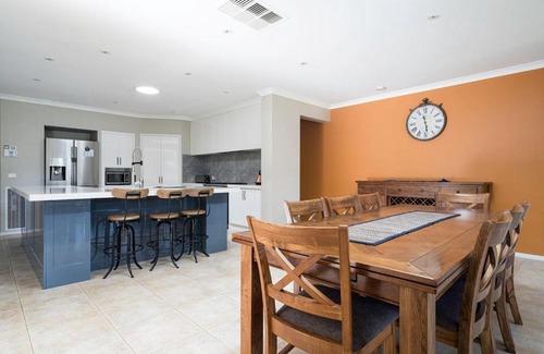 Mornington House | Endless Entertainment on the Coast - A Family Oasis