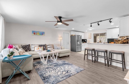 Iona House | Endless Fun & Coastal Comfort with Game Room, Bikes & Beach Vibes - Luanne Beach Retreat - Roelens