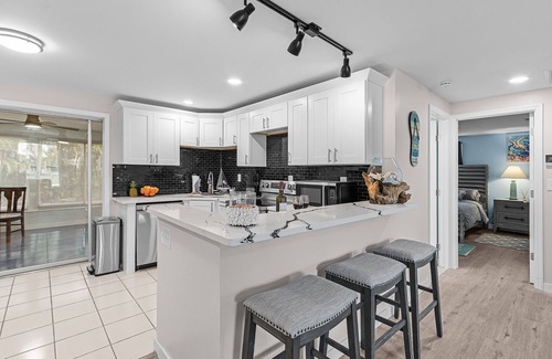 Iona House | Endless Fun & Coastal Comfort with Game Room, Bikes & Beach Vibes - Luanne Beach Retreat - Roelens