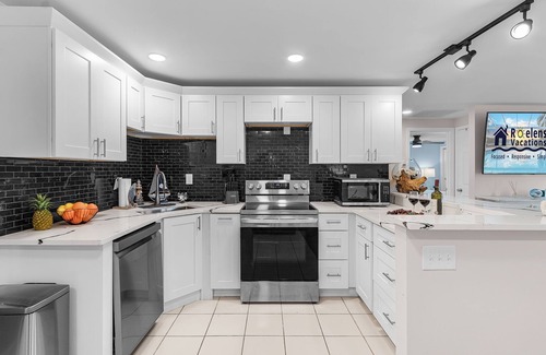 Iona House | Endless Fun & Coastal Comfort with Game Room, Bikes & Beach Vibes - Luanne Beach Retreat - Roelens