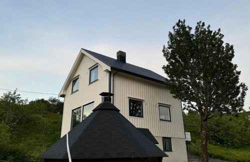 Sund i Lofoten Villa | Enebolig med Eventyrlig beliggenhet like ved sjøen i Lofoten