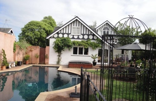 Hamilton East House | English Tudor Manor Exec
