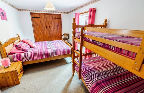 Cauldon Low Cottage | Enjoy a family holiday at this large property with many attractions nearby or hire some bikes to exp