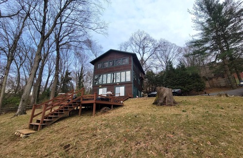 New Milford House | Enjoy a getaway on the scenic Housatonic River/Lake Lilinonah in New Milford, CT