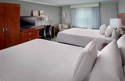 Tinton Falls Hotel | Enjoy a Hassle-Free Stay! Close to Lincroft Village Green, Pet-Friendly!