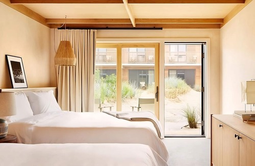 Montauk Hotel | Enjoy a Hassle-Free Stay! 2 Comfortable Units, Free Parking, Pool, Beachfront!