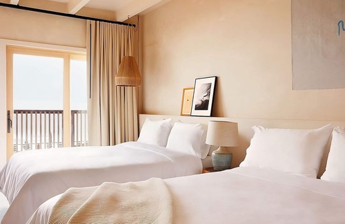 Montauk Hotel | Enjoy a Hassle-Free Stay! 2 Comfortable Units, Free Parking, Pool, Beachfront!