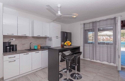 Grebastica House | Enjoy a Holiday Home Family Fun with Sea View right on the beach, Pet Friendlynn