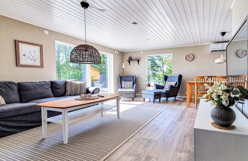 Hallaryd House | Enjoy a quiet vacation in this beautiful cottage right by Lake Örsjön.