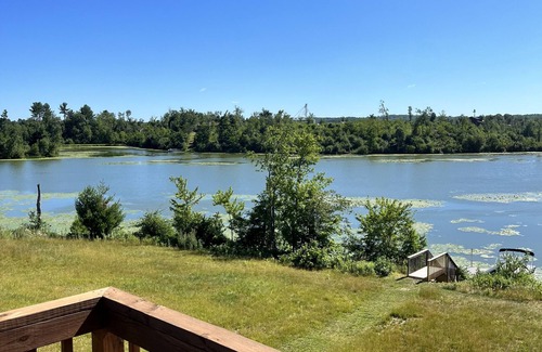 Cameron House | Enjoy a relaxing getaway on Prairie Lake in Cameron, WI
