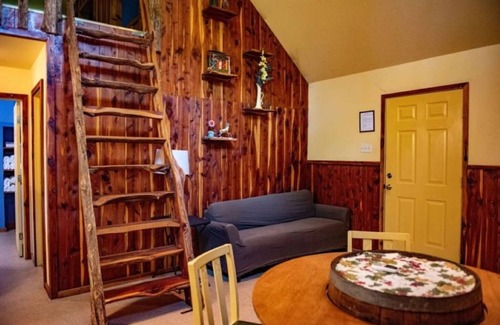 Lindale Cabin | Enjoy a Rustic Retreat Here at the Cedar Loft in East TX!