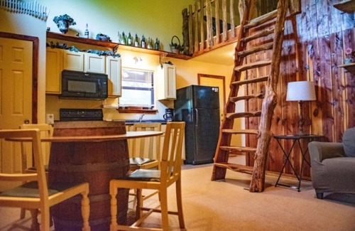 Lindale Cabin | Enjoy a Rustic Retreat Here at the Cedar Loft in East TX!
