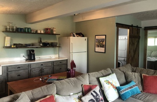 Monticello Cottage | Enjoy a serene stay at Eagle Nest Cottage