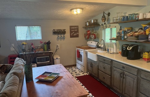 Monticello Cottage | Enjoy a serene stay at Eagle Nest Cottage