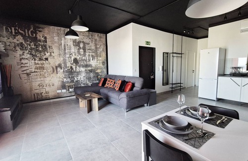 Qawra Apartment | Enjoy a stylish experience at this centrally-located place