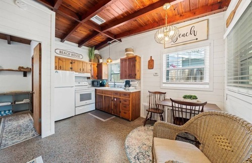 Port Canaveral Cottage | Enjoy a stylish experience at this centrally-located place