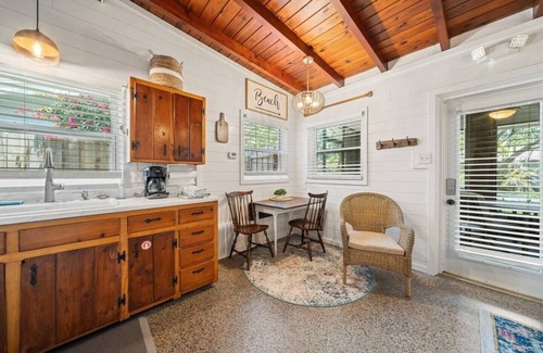 Port Canaveral Cottage | Enjoy a stylish experience at this centrally-located place