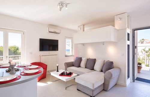 Pizzo Apartment | Enjoy a wonderful sea view in this vacation apartment near the beach.