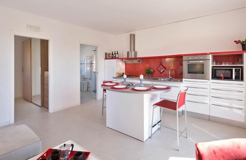 Pizzo Apartment | Enjoy a wonderful sea view in this vacation apartment near the beach.