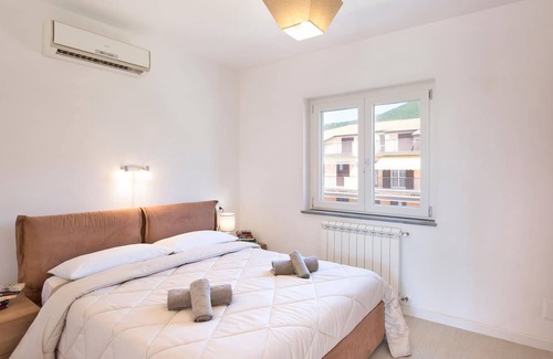 Pizzo Apartment | Enjoy a wonderful sea view in this vacation apartment near the beach.