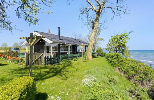 Skarup Fyn House | Enjoy a wonderful vacation in this cozy vacation home right by the sea.