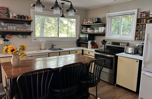 Hastings Highlands Cottage | Enjoy an escape in an all season cottage on Lake Kamaniskeg in Barry's Bay