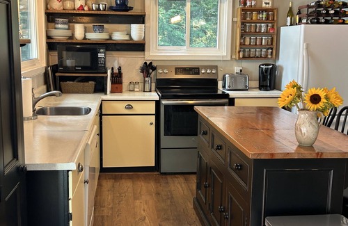 Hastings Highlands Cottage | Enjoy an escape in an all season cottage on Lake Kamaniskeg in Barry's Bay