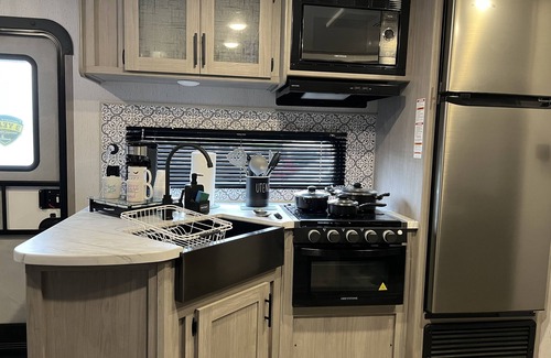 Bayshore Gardens House | Enjoy an unforgettable vacations in this beautiful brand new RV .