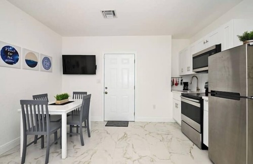 Poinsettia Heights Apartment | Enjoy and relax around Fort Lauderdale area!