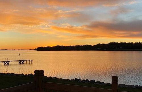 Alexandria Cabin | Enjoy Beautiful Sunsets on Lake Reno