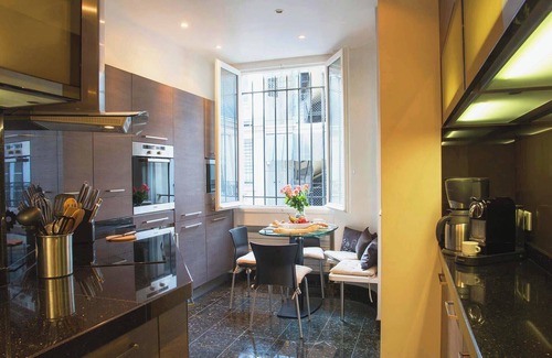 Quartier du Gros-Caillou Apartment | Enjoy Eiffel Tower Sparkle in Grand Style!