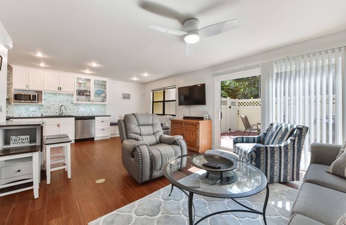 Fernandina Beach House | Enjoy Island Living @ the Flip Flop Inn - Walk to Beach & Pool