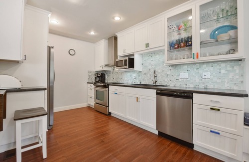 Fernandina Beach House | Enjoy Island Living @ the Flip Flop Inn - Walk to Beach & Pool