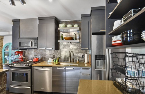 King City Condo | Enjoy Island life in the Village in this gorgeous one of a kind loft!